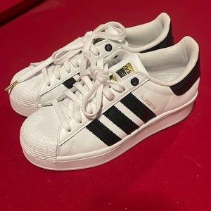 This is a Adidas sneaker they are Size 7